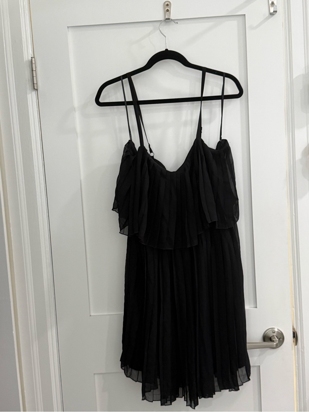 Forever 21+ Black Pleated short dress (2X juniors, fair condition)